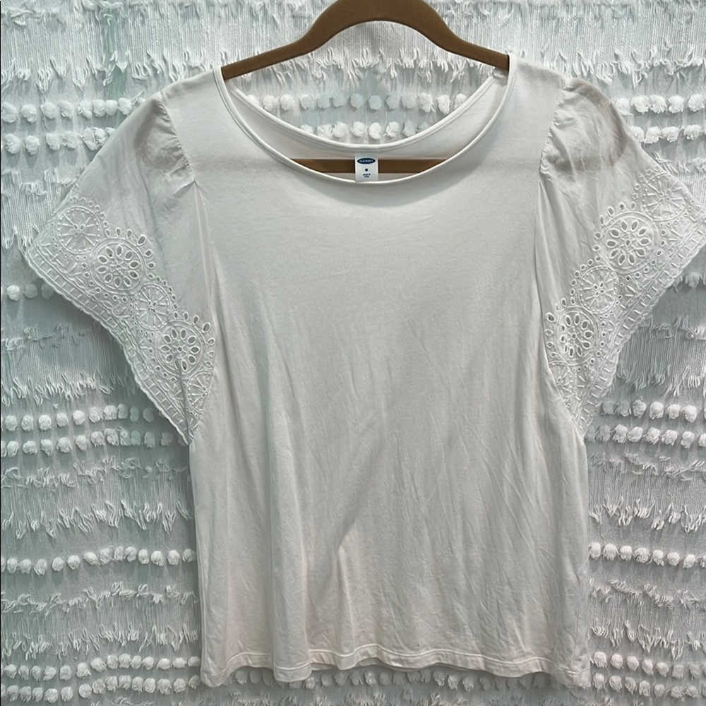Old Navy Women's White Embroidered Top NWOT. Sz Med.
